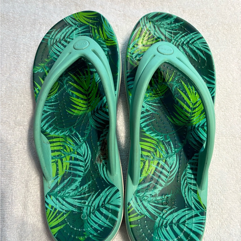 CROCS Green Leaf Pattern tropical Flip Flops
